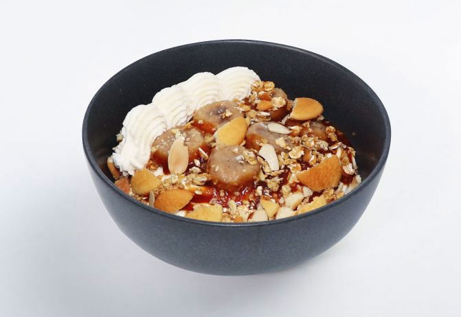 spartan meal preps miami - banana crunch parfait topped with almonds in a bowl - healthy meal from spartan meal preps miami.