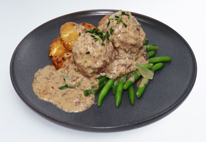 spartan meal preps miami - healthy swedish meatballs on a plate paired with green beans - healthy meal from spartan meal preps miami.