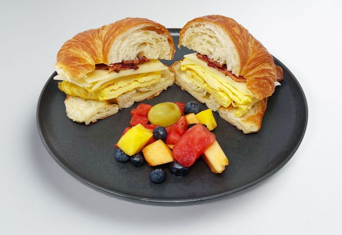 Croissant clásico de tocino, huevo y queso